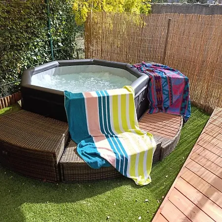 Le Buis Des Collines, Classee 3 Etoiles Atoutfrance, Magnifique Superbement Decoree Et Tres Bien Equipee, Ideale Pour 6 Pers, Terrasse Exterieure Avec Son Coin Spa, Clim, Parking Privatif * Uchaud