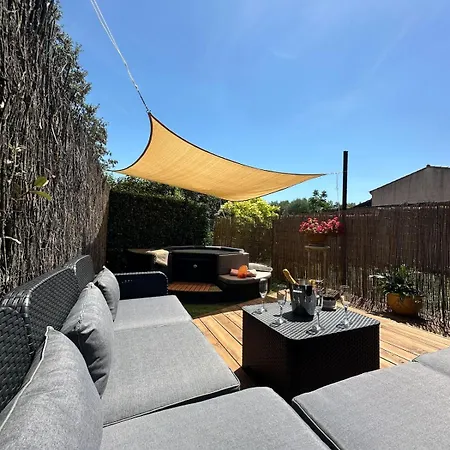 Le Buis Des Collines, Classee 3 Etoiles Atoutfrance, Magnifique Superbement Decoree Et Tres Bien Equipee, Ideale Pour 6 Pers, Terrasse Exterieure Avec Son Coin Spa, Clim, Parking Privatif Uchaud