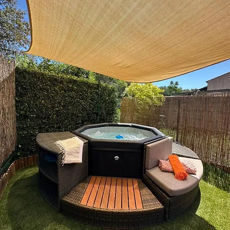 Le Buis Des Collines, Classee 3 Etoiles Atoutfrance, Magnifique Superbement Decoree Et Tres Bien Equipee, Ideale Pour 6 Pers, Terrasse Exterieure Avec Son Coin Spa, Clim, Parking Privatif Uchaud