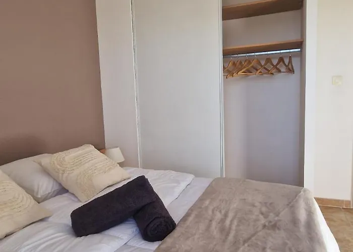 Villa Le Buis Des Collines, Classee 3 Etoiles Atoutfrance, Magnifique Superbement Decoree Et Tres Bien Equipee, Ideale Pour 6 Pers, Terrasse Exterieure Avec Son Coin Spa, Clim, Parking Privatif Uchaud